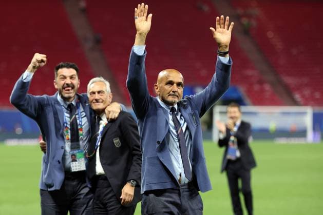 UEFA EURO, EM, Europameisterschaft,Fussball 2024: Croatia vs Italy at Leipzig Stadium, Matchday 3 Leipzig, Germany 24.06.2024: Luciano Spalletti, Gigi Buffone and Gravina greet the Italy fans after the match UEFA EURO 2024 Matchday 3, group stage B football match between Croatia vs Italy at Leipzig Stadium. Leipzig Leipzig Stadium Germany Germany Copyright: xmarcoxiacobucci