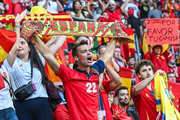 240624 EURO2024 ALBANIA VS SPAIN Supporters of Spain before a soccer game between the national teams of Albania and Spain on the third matchday in Group B in the group stage of the UEFA EURO, EM, Europameisterschaft,Fussball 2024 tournament , on Monday 24 June 2024 in Dusseldorf , Germany . PHOTO SPORTPIX Stijn Audooren Dusseldorf Dusseldorf Arena Germany  Copyright: xSportpix.bex xStijnxAudoorenxStijnxAudoorenx