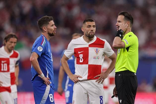Croatia v Italy: Group B - UEFA EURO, EM, Europameisterschaft,Fussball 2024 LEIPZIG, GERMANY - JUNE 24: Player of Italy Jorginho, player of Croatia Mateo Kovacic and the referee Danny Makkelie waiting for a penalty check during the UEFA EURO 2024 group stage match between Croatia and Italy at Football Stadium Leipzig on June 24, 2024 in Leipzig, Germany. Pixsell MBxMedia