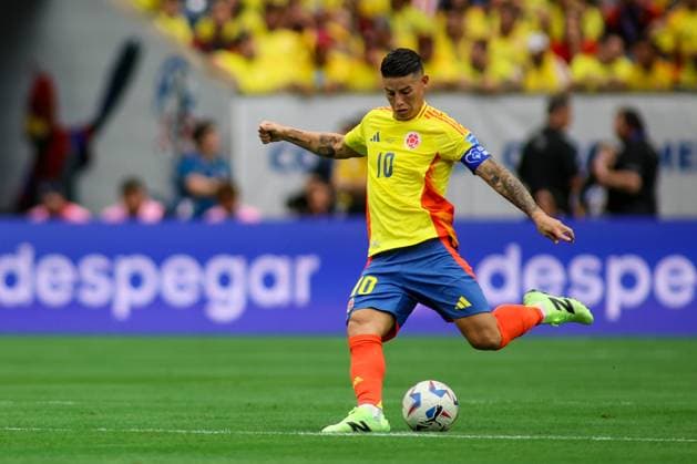 COLOMBIA - PARAGUAY, COPA AMERICA 2024 HOUSTON, TX, USA - JUNE 24TH 2024: Copa America first game of Group D between Colombia and Paraguay at the NRG Stadium. 10 Midfielder Colombia, James Rodriguez with a long pass forward from the midfield Mandatory Credit: Toby Tande Avant Sports Houston NRG Stadium TX USA Copyright: xTorbjornxTandex