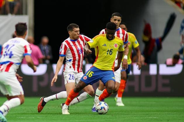COLOMBIA - PARAGUAY, COPA AMERICA 2024 HOUSTON, TX, USA - JUNE 24TH 2024: Copa America first game of Group D between Colombia and Paraguay at the NRG Stadium. 16 Midfielder Colombia, Jefferson Lerma protects the ball from his followers Mandatory Credit: Toby Tande Avant Sports Houston NRG Stadium TX USA Copyright: xTorbjornxTandex