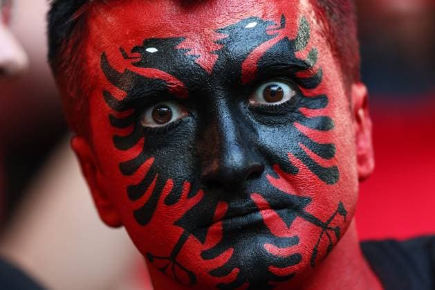 Albanien gegen Spanien 24. Juni 2024, Düsseldorf UEFA EUROs Gruppe B Albanien gegen Spanien Ein Fan mit der Albanien-Flagge im Gesicht Foto Charlotte Wilson Abseits Düsseldorf Deutschland  Copyright: xCharlottexWilsonx xOffsidexOffside