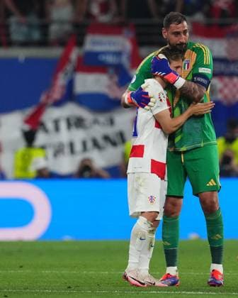 GER: Croatia v Italy. UEFA EURO, EM, Europameisterschaft,Fussball 2024 Gianluigi Donnarumma of Italy and Luka Modric of Croatia at full time during the UEFA Euro 2024 match between Croatia and Italy, Group B, date 3, played at Red Bull Arena Stadium on June 24, 2024 in Leipzig, Germany. kpng Copyright: xBaguxBlancox xPRESSINPHOTOx PS_240624_CRO_ITA_1160