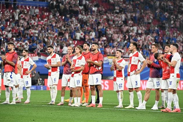 Leipzig, Germany, 240624. Leipzig Stadium. UEFA EURO, EM, Europameisterschaft,Fussball 2024. Croatian players in front of the fans after losing the match Croatia - Italy, 3rd round of the European Championship, EM, Europameisterschaft Group B. Photo: Ante Cizmic CROPIX Leipzig Germany Copyright: xxAntexCizmicx xCROPIXx hrvatska_italija346-240624