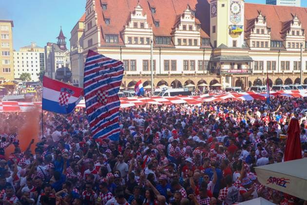Leipzig Over 10,000 Croatians form fan march to the European Championship stadium 24 06 2024 from 4 pm Leipzig city area Before the third European Championship match in Leipzig between Croatia and Italy, over 10,000 Croatians formed a fan march between Leipzigs Wilhelm Leuschner Platz and the stadium The atmosphere remained peaceful but exuberant Pyrotechnics were set off several times In addition, several intensive fans were checked by the police The match starts at 9 pm The police are on duty with several thousand police officers from Saxony, other federal states as well as from Croatia and Italy Leipzig Saxony Germany Copyright: xEHLxMedia BjörnxStachx 240624_em-fanmarsch-kroatien_14