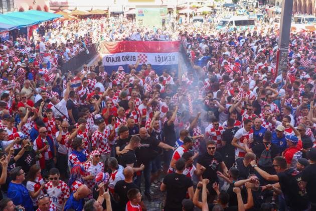 Leipzig Over 10,000 Croatians form fan march to the European Championship stadium 24 06 2024 from 4 pm Leipzig city area Before the third European Championship match in Leipzig between Croatia and Italy, over 10,000 Croatians formed a fan march between Leipzigs Wilhelm Leuschner Platz and the stadium The atmosphere remained peaceful but exuberant Pyrotechnics were set off several times In addition, several intensive fans were checked by the police The match starts at 9 pm The police are on duty with several thousand police officers from Saxony, other federal states as well as from Croatia and Italy Leipzig Saxony Germany Copyright: xEHLxMedia BjörnxStachx 240624_em-fanmarsch-kroatien_19