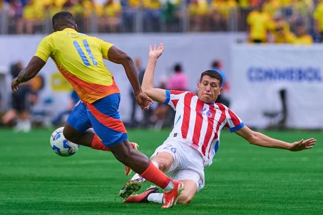 RECORD DATE NOT STATED Copa America USA 2024 Colombia vs Paraguay John Arias (L) of Colombia fights for the ball with Matias Espinoza (R) of Paraguay during the game between Colombia and Paraguay as part of the CONMEBOL Copa America USA 2024 group D, at NRG Stadium, on June 24, 2024 in Houston, Texas, United States. HOUSTON TEXAS UNITED STATES  Copyright: xJONATHANxDUENASx 20240624181832_CA_GD_2024_COL_PAR_ARIAS14