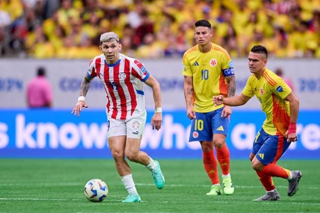 RECORD DATE NOT STATED Copa America USA 2024 Colombia 2-1 Paraguay Julio Enciso of Paraguay fights for the ball with James Rodriguez of Colombia during the game between Colombia and Paraguay as part of the CONMEBOL Copa America USA 2024 group D, at NRG Stadium, on June 24, 2024 in Houston, Texas, United States. HOUSTON TEXAS UNITED STATES  Copyright: xJosexLuisxMelgarejox 20240624184108_CA_GD_2024_COL_PAR_ENCISO59