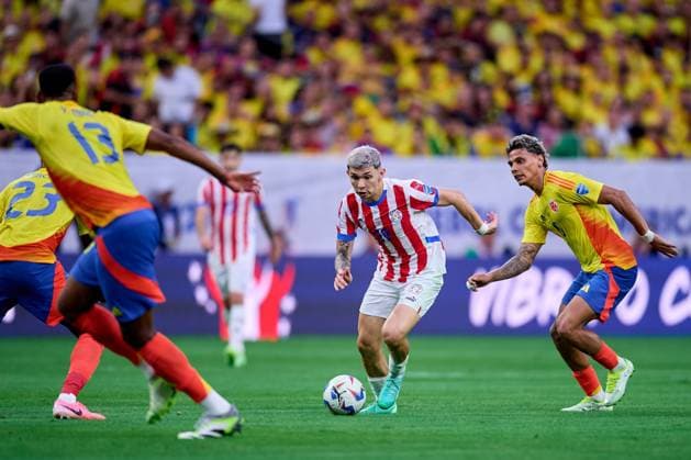 RECORD DATE NOT STATED Copa America USA 2024 Colombia vs Paraguay Julio Enciso (L) of Paraguay fights for the ball with Richard Rios (R) of Colombia during the game between Colombia and Paraguay as part of the CONMEBOL Copa America USA 2024 group D, at NRG Stadium, on June 24, 2024 in Houston, Texas, United States. HOUSTON TEXAS UNITED STATES  Copyright: xJosexLuisxMelgarejox 20240624184819_CA_GD_2024_COL_PAR_ENCISO72