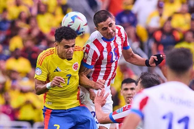RECORD DATE NOT STATED Copa America USA 2024 Colombia vs Paraguay Luis Diaz (L) of Colombia jumps for the ball with Gustavo Velazquez (R) of Paraguay during the game between Colombia and Paraguay as part of the CONMEBOL Copa America USA 2024 group D, at NRG Stadium, on June 24, 2024 in Houston, Texas, United States. HOUSTON TEXAS UNITED STATES  Copyright: xJONATHANxDUENASx 20240624185556_CA_GD_2024_COL_PAR_DIAZ86