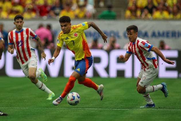 COLOMBIA - PARAGUAY, COPA AMERICA 2024 HOUSTON, TX, USA - JUNE 24TH 2024: Copa America first game of Group D between Colombia and Paraguay at the NRG Stadium. 7 Attacker Colombia, Luis Diaz running forward with the ball between two Paraguay defenders Mandatory Credit: Toby Tande Avant Sports Houston NRG Stadium TX USA Copyright: xTorbjornxTandex
