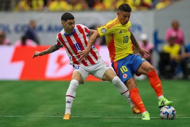 COLOMBIA - PARAGUAY, COPA AMERICA 2024 HOUSTON, TX, USA - JUNE 24TH 2024: Copa America first game of Group D between Colombia and Paraguay at the NRG Stadium. Battle for the ball between 10 Midfielder Colombia, James Rodriguez and 10 Midfielder Paraguay, Miguel Almiron Mandatory Credit: Toby Tande Avant Sports Houston NRG Stadium TX USA Copyright: xTorbjornxTandex