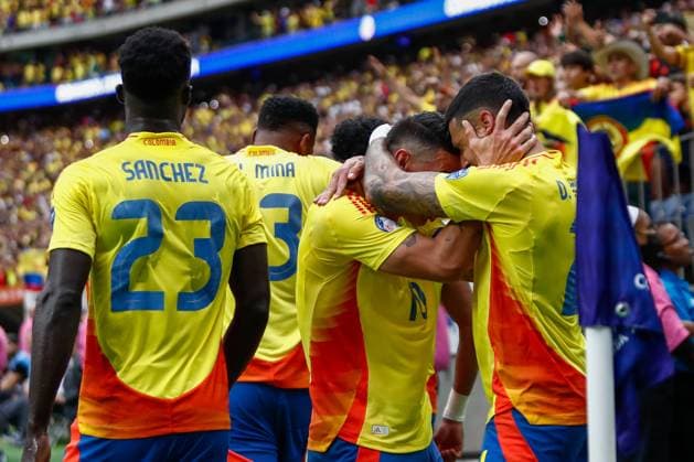 Sport Bilder des Tages COLOMBIA - PARAGUAY, COPA AMERICA 2024 HOUSTON, TX, USA - JUNE 24TH 2024: Copa America first game of Group D between Colombia and Paraguay at the NRG Stadium. 10 Midfielder Colombia, James Rodriguez and 21 Defender Colombia, Daniel Munoz celebrating MunozÂ goal Mandatory Credit: Toby Tande Avant Sports Houston NRG Stadium TX USA Copyright: xTorbjornxTandex
