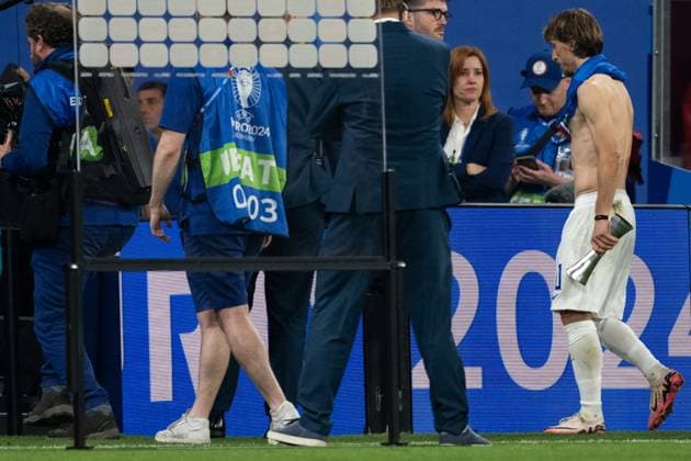 (240625) -- LEIPZIG, June 25, 2024 -- Luka Modric (1st R) of Croatia walks off the pitch after the UEFA EURO, EM, Europameisterschaft,Fussball 2024 Group B match between Croatia and Italy in Leipzig, Germany, June 24, 2024. ) (SP)GERMANY-LEIPZIG-FOOTBALL-EURO 2024-CROATIA VS ITALY XiaoxYijiu 