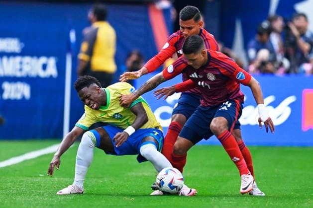 RECORD DATE NOT STATED Copa America USA 2024 Brazil vs Costa Rica Vinicius Junior (L) of Brazil fights for the ball with Orlando halo (R) of Costa Rica during the game between Brazil and Costa Rica as part of the CONMEBOL Copa America USA 2024 group D, at SoFi Stadium, on June 24, 2024 in Inglewood, California, United States. INGLEWOOD CALIFORNIA UNITED STATES  Copyright: xJorgexMartinezx 20240624201913_CA_GD_2024_BRA_CRC_VINICIUS51