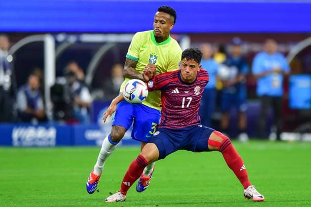 RECORD DATE NOT STATED Copa America USA 2024 Brazil vs Costa Rica Eder Militao (L) of Brazil fights for the ball with Warren Madrigal (R) of Costa Rica during the game between Brazil and Costa Rica as part of the CONMEBOL Copa America USA 2024 group D, at SoFi Stadium, on June 24, 2024 in Inglewood, California, United States. INGLEWOOD CALIFORNIA UNITED STATES  Copyright: xIsaacxOrtizx 20240624214342_CA_GD_2024_BRA_CRC_MADRIGAL165