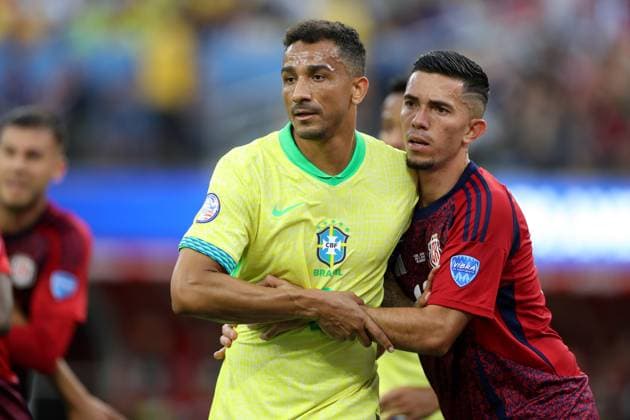 Brasilien gegen Costa Rica 24. Juni 2024 Inglewood USA, Copa America Brasilien gegen Costa Rica Danilo von Brasilien wird bei einem Eckstoß festgehalten Foto von Mark Leech Inglewood California USA  Copyright: xMarkxLeechxOffside