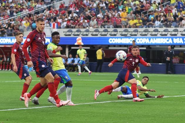 Brasilien gegen Costa Rica 24. Juni 2024 Inglewood USA, Copa America Brasilien gegen Costa Rica Vinicius Junior (Brasilien) sieht, wie ein Kopfball von Rodrygo (Brasilien) über das Tor geht Foto von Mark Leech Inglewood California USA  Copyright: xMarkxLeechxOffside