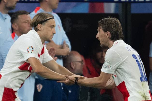 (240625) -- LEIPZIG, June 25, 2024 -- Luka Modric (R) of Croatia is substituted by Lovro Majer during the UEFA EURO, EM, Europameisterschaft,Fussball 2024 Group B match between Croatia and Italy in Leipzig, Germany, June 24, 2024. ) (SP)GERMANY-LEIPZIG-FOOTBALL-EURO 2024-CROATIA VS ITALY XiaoxYijiu 