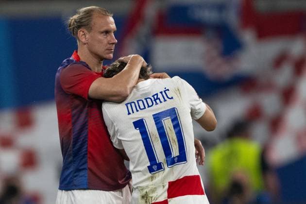 (240625) -- LEIPZIG, June 25, 2024 -- Domagoj Vida (L) of Croatia comforts teammate Luka Modric after the UEFA EURO, EM, Europameisterschaft,Fussball 2024 Group B match between Croatia and Italy in Leipzig, Germany, June 24, 2024. ) (SP)GERMANY-LEIPZIG-FOOTBALL-EURO 2024-CROATIA VS ITALY XiaoxYijiu 