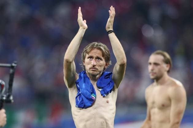 24 06 2024, xtgx, Football EM 2024, Croatia Italy emspor, v l Luka Modric Krotaien, 10 Dank sich bei den Fans enttaeuscht, enttäuscht, schaut enttaeuscht, niedergeschlagen, disappointed DFLB DFB REGULATIONS PROHIBIT ANY USE OF PHOTOGRAPHS AS IMAGE SEQUENCES AND OR QUASI VIDEO Leipzig