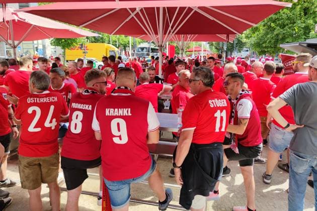 Berlin, Germany, 25 06 2024 Brandenburg Gate Unter den Linden European Football Championship 2024, Group D, Netherlands Austria Austria fans celebrate at noon before the last preliminary round match Copyright: xdtsxNachrichtenagenturx dts_41678