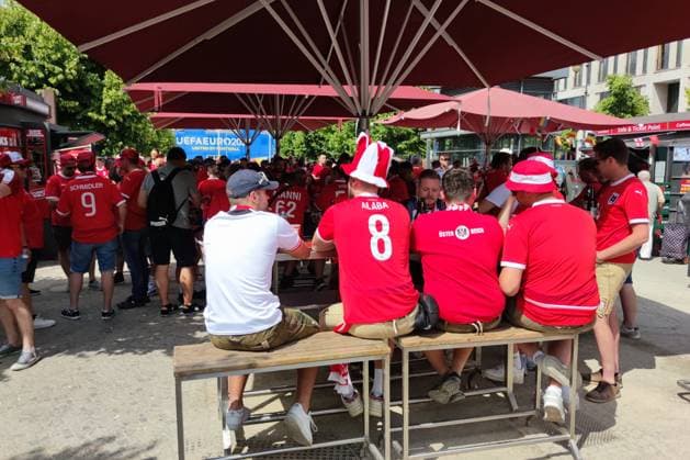 Berlin, Germany, 25 06 2024 Brandenburg Gate Unter den Linden European Football Championship 2024, Group D, Netherlands Austria Austria fans celebrate at noon before the last preliminary round match Copyright: xdtsxNachrichtenagenturx dts_41668