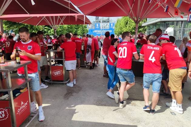 Berlin, Germany, 25 06 2024 Brandenburg Gate Unter den Linden European Football Championship 2024, Group D, Netherlands Austria Austria fans celebrate at noon before the last preliminary round match Copyright: xdtsxNachrichtenagenturx dts_41677