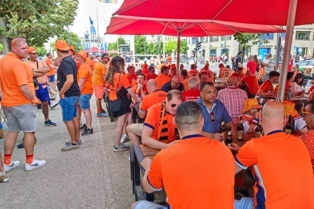 Berlin, Germany, 25 06 2024 Brandenburg Gate Unter den Linden European Football Championship 2024, Group D, Netherlands Austria Dutch fans celebrate and drink beer at lunchtime before the last preliminary round match Copyright: xdtsxNachrichtenagenturx dts_41679