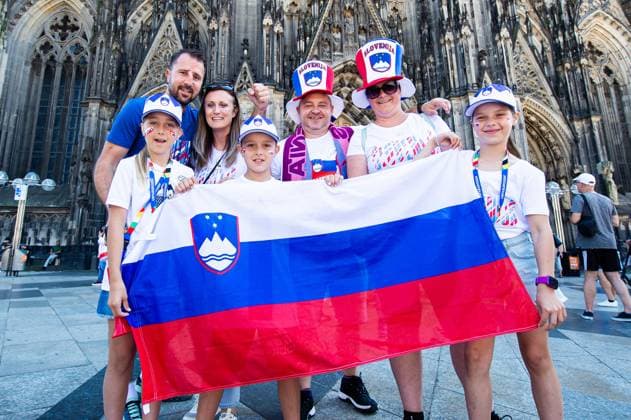 25 06 2024 Football, European Championship 2024 in Germany, fans in Cologne England Slovenia Slovenian fans before the match at Cologne Cathedral Cologne North Rhine-Westphalia Germany
