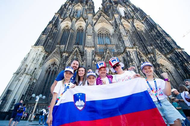 25 06 2024 Football, European Championship 2024 in Germany, fans in Cologne England Slovenia Slovenian fans before the match at Cologne Cathedral Cologne North Rhine-Westphalia Germany