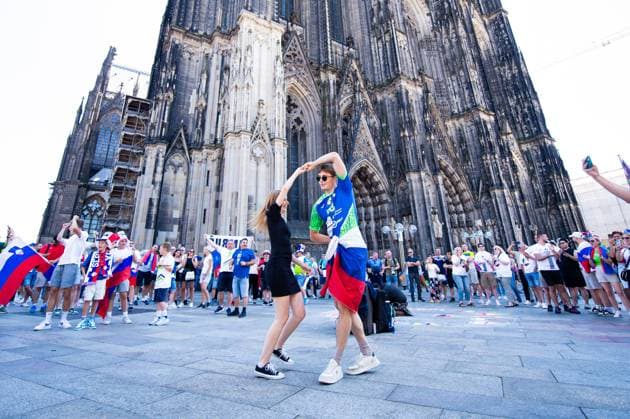 25 06 2024 Football, European Championship 2024 in Germany, fans in Cologne England Slovenia A Slovenian fan dances with a TV presenter before the match at Cologne Cathedral, probably from Slovenia Cologne North Rhine-Westphalia Germany
