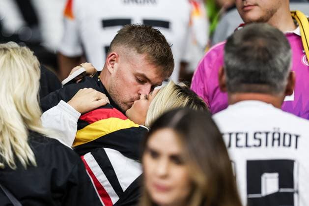 Sport, Football, UEFA EURO 2024 Group A 3 Matchday Switzerland Germany 23 06 2024, Frankfurt Arena Maximilian Mittelstädt Germany, 18 kisses his girlfriend Lea Prinz after the match in the stands Frankfurt am Main Frankfurt Arena Hessen Germany