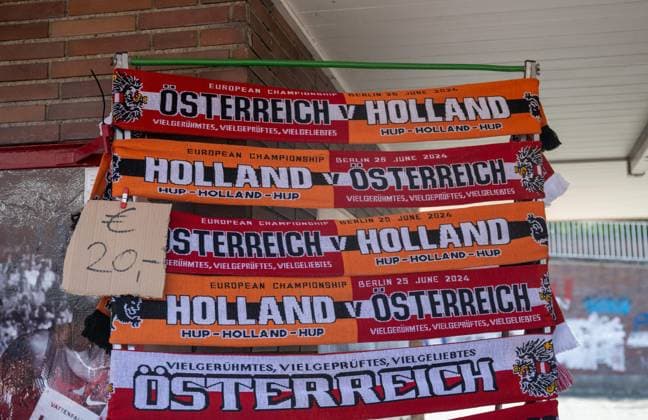 Football, men, season 2023 24, UEFA Euro EM 2024, Group D 3 matchday in Berlin, Netherlands Austria, sale of scarves for the match for 20 euros at the U station Olympiastadion, 25 06 2024, Copyright: xMatthiasxKochx