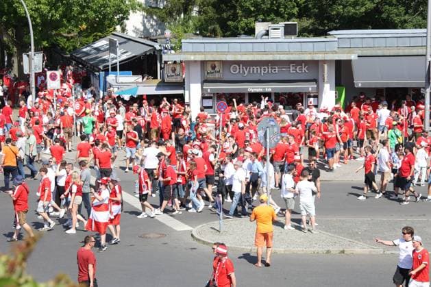 DEU, FIFA, European Championship 2024, Austria Holland Fans, 25 06 2024, Berlin Olympic Stadium, S Bahn, , Berlin, DEU, FIFA, European Championship 2024, Austria Holland Fans, in front of the S-Bahn station Olympiastadion Photo Juergen Engler nordphoto GmbH nordphotoxGmbHx xEngler nph00076