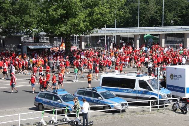 DEU, FIFA, Euro 2024, Austria Holland fans, 25 06 2024, Berlin Olympic Stadium, S-Bahn, , Berlin, DEU, FIFA, Euro 2024, Austria Holland fans, in front of the S-Bahn station Olympiastadion, police photo Juergen Engler nordphoto GmbH nordphotoxGmbHx xEngler nph00076