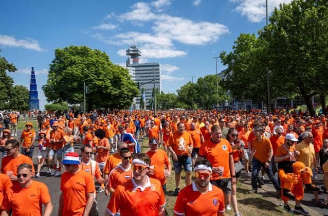 Football, men, season 2023 24, UEFA Euro EM 2024, Group D 3 matchday in Berlin, Netherlands Austria, fan march of the fans of the Netherlands, here Theodor Heuss Platz Heerstraße, 25 06 2024, Copyright: xMatthiasxKochx