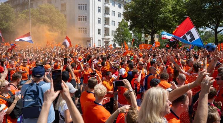 Football, men, season 2023 24, UEFA Euro EM 2024, Group D 3 matchday in Berlin, Netherlands Austria, fan march of the fans of the Netherlands, here Heerstraße, Left Right, Snollebollekes, 25 06 2024, Copyright: xMatthiasxKochx