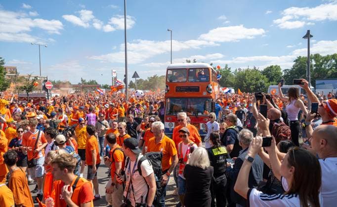 Football, men, season 2023 24, UEFA Euro EM 2024, Group D 3 matchday in Berlin, Netherlands Austria, fan march of the fans of the Netherlands, here Heerstraße, 25 06 2024, Copyright: xMatthiasxKochx