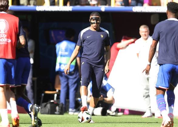 Kylian Mbappà of France during warm up France v Poland, UEFA European Championship, EM, Europameisterschaft 2024, Group D, Football, BVB Stadion, Dortmund, Germany, 25 Jun 2024 EDITORIAL USE ONLY No use with unauthorised audio, video, data, fixture lists, club league logos or live services. Online in-match use limited to 120 images, no video emulation. No use in betting, games or single club league player publications. Copyright: xPaulxCurrie Shutterstockx 14555523am