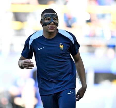 25 06 2024, Football UEFA EURO 2024, Preliminary round, Matchday 3, France Poland, at the BVB Stadium in Dortmund, Kylian Mbappe France with face mask