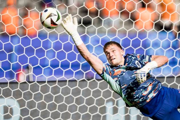 Player warm up for Netherlands v Austria, UEFA EURO, EM, Europameisterschaft,Fussball 2024, Berlin, Germany Berlin, Germany. 25th, June 2024. Goalkeeper Bart Verbruggen of Netherlands is warming up before the UEFA Euro 2024 match in Group D between Netherlands and Austria at Olympiastadion in Berlin. Berlin Germany  Copyright: xGonzalesxPhoto LassexLagonix
