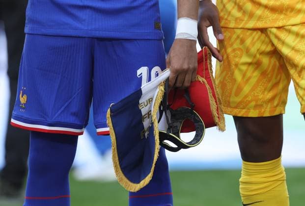 Kylian Mbappà of France holds his face mask prior to kick off France v Poland, UEFA European Championship, EM, Europameisterschaft 2024, Group D, Football, BVB Stadion, Dortmund, Germany, 25 Jun 2024 EDITORIAL USE ONLY No use with unauthorised audio, video, data, fixture lists, club league logos or live services. Online in-match use limited to 120 images, no video emulation. No use in betting, games or single club league player publications. Copyright: xPaulxCurrie Shutterstockx 14555523av