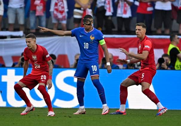 25 06 2024, Football UEFA EURO 2024, preliminary round, match day 3, France Poland, at the BVB Stadium in Dortmund, from l Sebastian Szymanski Poland , Kylian Mbappe France and Jan Bednarek Poland