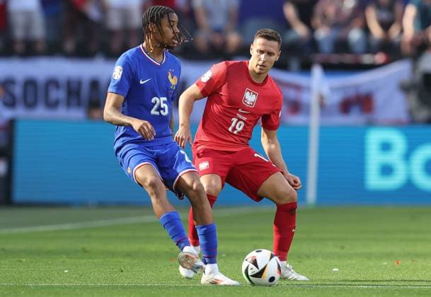 Bradley Barcola of France passes the ball whilst under pressure from Przemyslaw Frankowski France v Poland, UEFA European Championship, EM, Europameisterschaft 2024, Group D, Football, BVB Stadion, Dortmund, Germany, 25 Jun 2024 EDITORIAL USE ONLY No use with unauthorised audio, video, data, fixture lists, club league logos or live services. Online in-match use limited to 120 images, no video emulation. No use in betting, games or single club league player publications. Copyright: xPaulxCurrie Shutterstockx 14555523bl