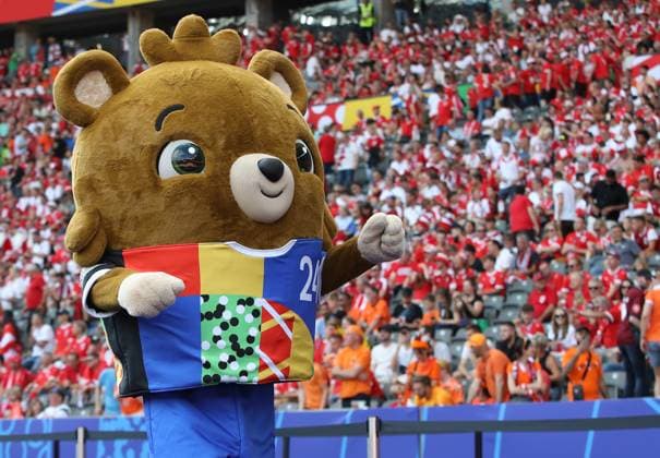 25 06 2024, xtgx, Football EM 2024, Netherlands Austria emspor, v l The official mascot of UEFA EURO 2024 is Albärt DFL DFB REGULATIONS PROHIBIT ANY USE OF PHOTOGRAPHS as IMAGE SEQUENCES and or QUASI VIDEO Berlin