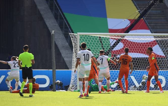 25 06 2024, xtgx, Football EM 2024, Netherlands Austria emspor, v l Bryan Brobbey Netherlands own goal 1 0 Austria, Patrick Wimmer Austria , Alexander Prass Austria DFL DFB DFB REGULATIONS PROHIBIT ANY USE OF PHOTOGRAPHS as IMAGE SEQUENCES and or QUASI VIDEO Berlin