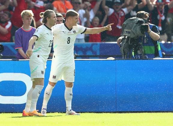 25 06 2024, xtgx, Football EM 2024, Netherlands Austria emspor, v l Alexander Prass Oesterreich , Patrick Wimmer Oesterreich celebrate the goal, Der Torjubel zum 1 0, Eigentor Malen DFL DFB REGULATIONS PROHIBIT ANY USE OF PHOTOGRAPHS as IMAGE SEQUENCES and or QUASI VIDEO Berlin