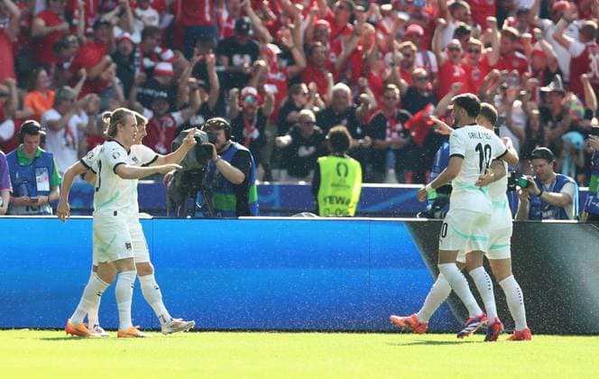 25 06 2024, xtgx, Football EM 2024, Netherlands Austria emspor, v l Alexander Prass Oesterreich , Patrick Wimmer Oesterreich celebrate the goal, Der Torjubel zum 1 0, Eigentor Malen DFL DFB REGULATIONS PROHIBIT ANY USE OF PHOTOGRAPHS as IMAGE SEQUENCES and or QUASI VIDEO Berlin