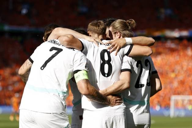 BERLIN - (l-r) Marko Arnautovic of Austria, Alexander Prass of Austria, Patrick Wimmer of Austria celebrate the 0-1 during the UEFA EURO, EM, Europameisterschaft,Fussball 2024 group D match between the Netherlands and Austria at the Olympiastadion on June 25, 2024 in Berlin, Germany. ANP MAURICE VAN STEEN UEFA EURO 2024 2024 xVIxANPxSportx xxANPxIVx 502040768 originalFilename: 502040768.jpg